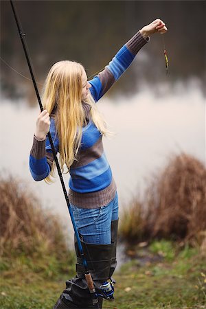 pescatrice - beautiful blond girl fishing in pond at autumn Fotografie stock - Microstock e Abbonamento, Codice: 400-06950835