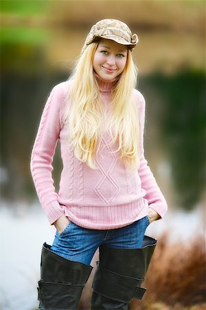 simsearch:400-07501738,k - beautiful girl with long blond hair and pink jersey fishing Photographie de stock - Aubaine LD & Abonnement, Code: 400-06950836