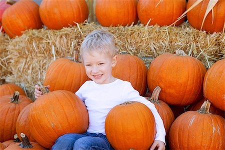 simsearch:400-07169847,k - smiling cute boy at the pumpkin patch Photographie de stock - Aubaine LD & Abonnement, Code: 400-06951182