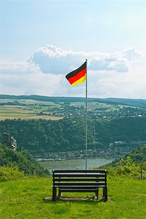 Beautiful summer landscapeand, view on the river Rhein and German flag above the German town of St. Goarshausen in Rhineland-Palatinate Foto de stock - Super Valor sin royalties y Suscripción, Código: 400-06951281