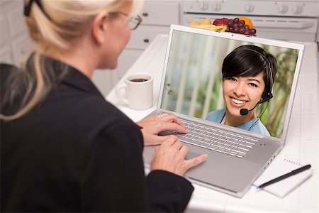 simsearch:400-06857713,k - Over Shoulder of Woman In Kitchen Using Laptop - Online Chat with Nurse or Doctor on Screen. Fotografie stock - Microstock e Abbonamento, Codice: 400-06951298