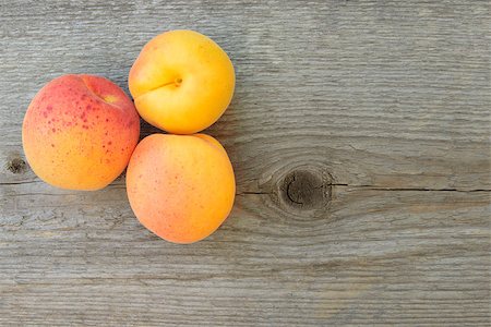 Ripe Tasty Apricots on the Old Wooden Table. Natural Food Foto de stock - Royalty-Free Super Valor e Assinatura, Número: 400-06951429