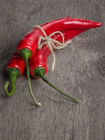 simsearch:400-07211737,k - tied bunch of chili peppers on wooden table Photographie de stock - Aubaine LD & Abonnement, Code: 400-06951577