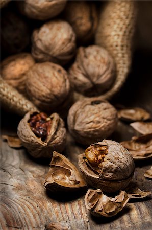 simsearch:400-09080000,k - Cracked walnuts on rustic wooden table Stockbilder - Microstock & Abonnement, Bildnummer: 400-06951778