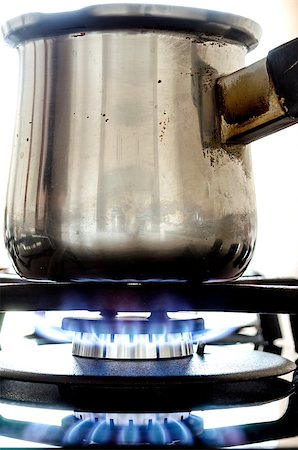 Making coffee in an old steel pot on a modern gas stove. Photographie de stock - Aubaine LD & Abonnement, Code: 400-06951965