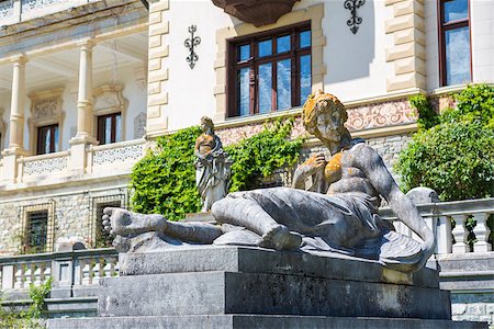 drape palace - Antique stone woman statue on pedestal in the garden of Peles castle, Sinaia, Romania. Foto de stock - Super Valor sin royalties y Suscripción, Código: 400-06952380