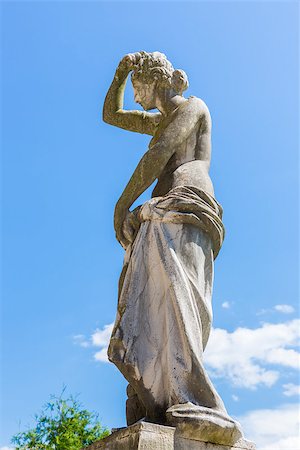 drape palace - Medieval stone draped woman statue over blue sunny sky in the garden of Peles castle, Sinaia, Romania. Foto de stock - Super Valor sin royalties y Suscripción, Código: 400-06952381