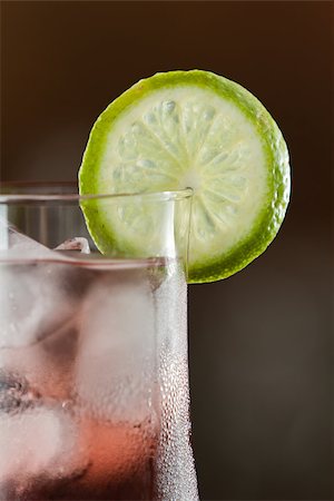 vodka and cranberry served in a stem glass garnished with a lime slice Foto de stock - Super Valor sin royalties y Suscripción, Código: 400-06952422