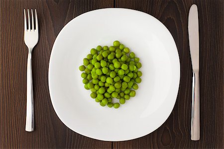 simsearch:400-07036577,k - Peas on a white plate with knife and fork Stock Photo - Budget Royalty-Free & Subscription, Code: 400-07035741