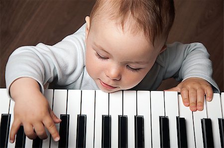 portrait of little baby child  play music on black and white piano keyboard Stockbilder - Microstock & Abonnement, Bildnummer: 400-07036241