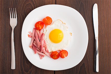 simsearch:400-07036577,k - Fried egg with ham and tomato on a plate Stock Photo - Budget Royalty-Free & Subscription, Code: 400-07036572