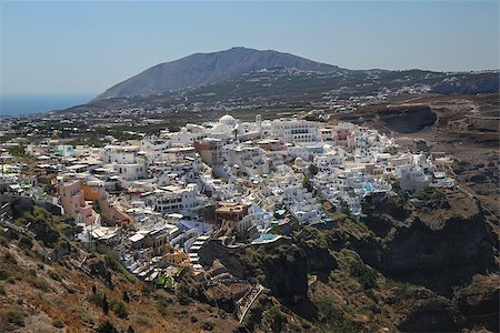 simsearch:400-07036808,k - The city of Fira on the edge of the volcanic caldera. Mesa Vouno with Ancient Thira in the back. Foto de stock - Royalty-Free Super Valor e Assinatura, Número: 400-07036807