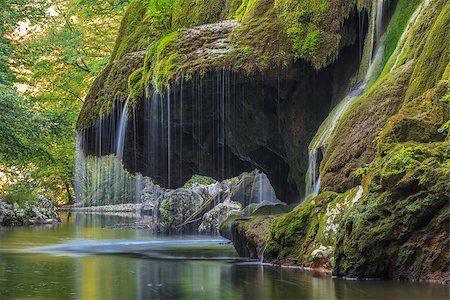 porojnicu (artist) - Waterfall Bigar. Located at the intersection with the parallel 45 in Romania. Foto de stock - Super Valor sin royalties y Suscripción, Código: 400-07036853