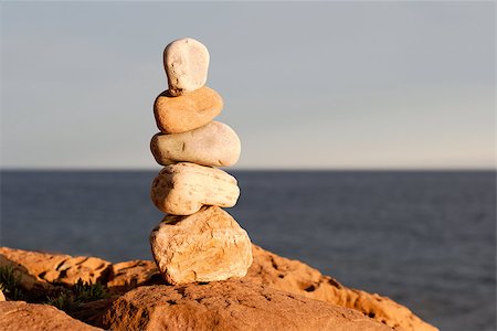 simsearch:400-07772579,k - Balancing beach stones with the sea in the background Fotografie stock - Microstock e Abbonamento, Codice: 400-07036927