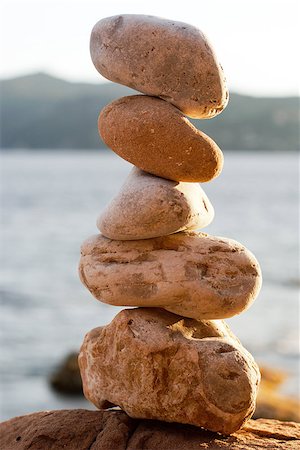 simsearch:400-07772579,k - Balancing beach stones with the sea in the background Fotografie stock - Microstock e Abbonamento, Codice: 400-07036928