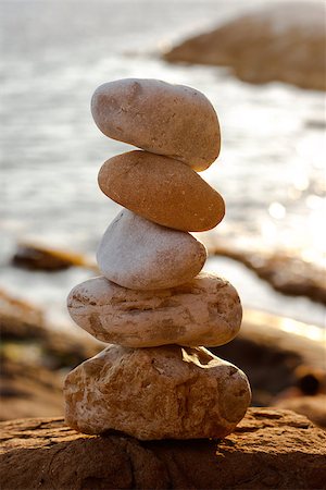 simsearch:400-07772579,k - Balancing beach stones with the sea in the background Fotografie stock - Microstock e Abbonamento, Codice: 400-07036929