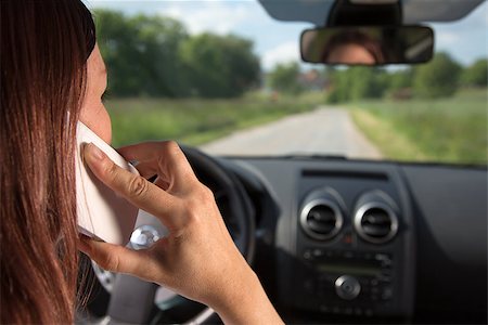simsearch:400-04843851,k - A young woman is using a mobile phone while driving a car Stockbilder - Microstock & Abonnement, Bildnummer: 400-07038498