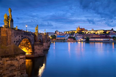 prager schloss - Image of Prague, capital city of Czech Republic, during twilight blue hour. Stockbilder - Microstock & Abonnement, Bildnummer: 400-07039931