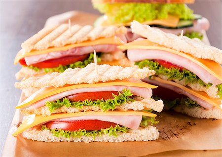 sándwich club - Three club sandwiches on the table Foto de stock - Super Valor sin royalties y Suscripción, Código: 400-07039972