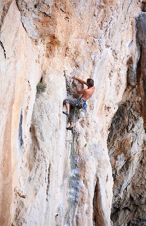 simsearch:400-07292725,k - Young male rock climber on a cliff Photographie de stock - Aubaine LD & Abonnement, Code: 400-07032921