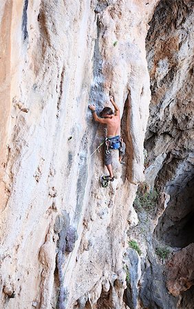 simsearch:400-07292725,k - Young male rock climber on a cliff Photographie de stock - Aubaine LD & Abonnement, Code: 400-07033078