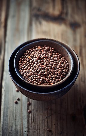 simsearch:649-07064986,k - Brown lentils in ceramic bowls on rustic background Foto de stock - Super Valor sin royalties y Suscripción, Código: 400-07033667