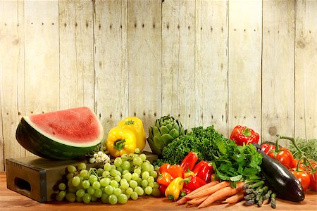 Bunch of Grocery Produce Items on a Wooden Plank Photographie de stock - Aubaine LD & Abonnement, Code: 400-07044679