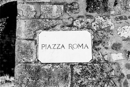 simsearch:400-07212378,k - Monteriggioni, Tuscany, Italy. Street plate of the main square of the town. Foto de stock - Royalty-Free Super Valor e Assinatura, Número: 400-07044836