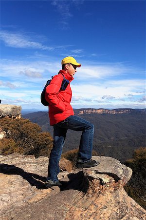 A bushwalker hiker looks out at views to Kings Tableland and Jamison Valley from Flat Rock Blue Mountains Australia Foto de stock - Super Valor sin royalties y Suscripción, Código: 400-07044925