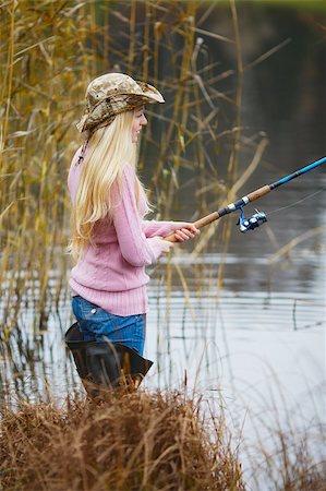 simsearch:400-06852239,k - beautiful blond girl in pink sweater fishing Photographie de stock - Aubaine LD & Abonnement, Code: 400-07045174