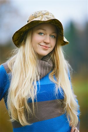 simsearch:400-07501738,k - beautiful girl with long blond hair fishing Photographie de stock - Aubaine LD & Abonnement, Code: 400-07045173