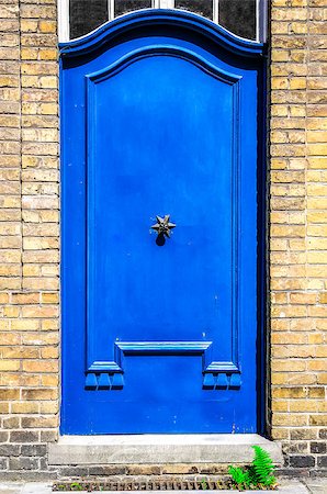 Closed blue entrance door in brick wall Photographie de stock - Aubaine LD & Abonnement, Code: 400-07045894