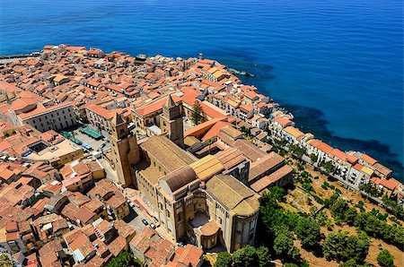 Aerial view of village and duomo in Cefalu, Sicily, Italy Foto de stock - Super Valor sin royalties y Suscripción, Código: 400-07046248