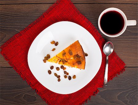 simsearch:400-08034414,k - Cottage cheese pie with raisins on a plate Stock Photo - Budget Royalty-Free & Subscription, Code: 400-07046351