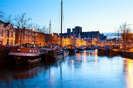 simsearch:400-06875437,k - frozen canal with ships in Groningen in dusk, Netherlands Foto de stock - Super Valor sin royalties y Suscripción, Código: 400-07046553