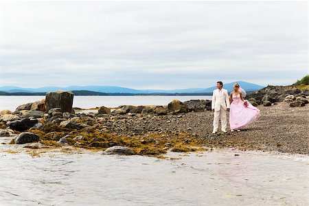 simsearch:400-05052227,k - The groom in white suit and the bride in a pink dress on nature Foto de stock - Royalty-Free Super Valor e Assinatura, Número: 400-07046569