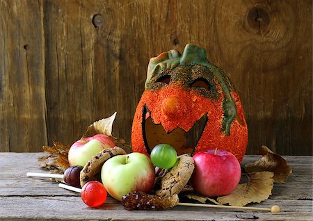 simsearch:400-07793717,k - Halloween pumpkin Jack O'Lantern on a wooden background Photographie de stock - Aubaine LD & Abonnement, Code: 400-07046666