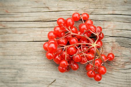 Red berries on a wooden background Stock Photo - Budget Royalty-Free & Subscription, Code: 400-07046912