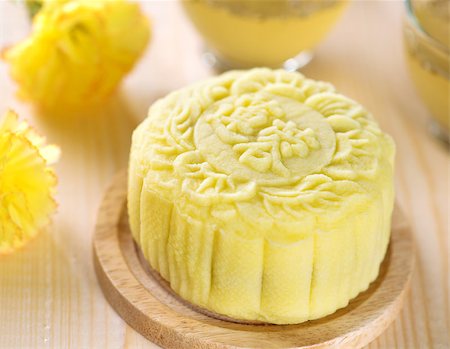 simsearch:400-05754691,k - Snowy skin mooncakes.  Traditional Chinese mid autumn festival food. The Chinese words on the mooncakes means lotus paste, not a logo or trademark. Foto de stock - Super Valor sin royalties y Suscripción, Código: 400-07047177