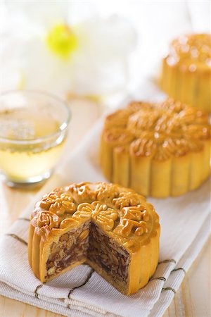simsearch:400-04998692,k - Chinese mid autumn festival foods. Traditional mooncakes on table setting with teacup.  The Chinese words on the mooncakes means assorted fruits nuts, not a logo or trademark. Foto de stock - Super Valor sin royalties y Suscripción, Código: 400-07047187