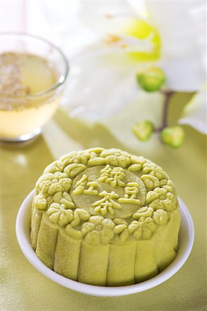 simsearch:400-05754691,k - Snowy skin mooncakes.  Traditional Chinese mid autumn festival food. The Chinese words on the mooncakes means green tea with red bean paste, not a logo or trademark. Foto de stock - Super Valor sin royalties y Suscripción, Código: 400-07047180