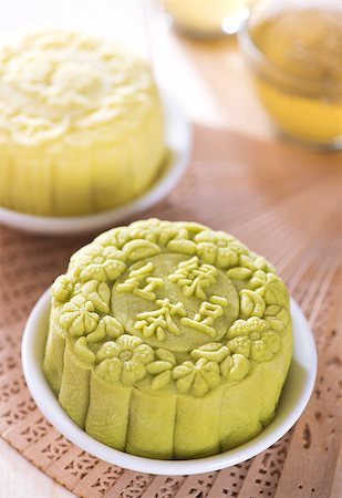 simsearch:400-05754691,k - Snowy skin mooncakes.  Traditional Chinese mid autumn festival food. The Chinese words on the mooncakes means green tea with red bean paste and lotus paste, not a logo or trademark. Foto de stock - Super Valor sin royalties y Suscripción, Código: 400-07047181