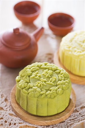 simsearch:400-04998692,k - Snowy skin mooncakes.  Traditional Chinese mid autumn festival food and tea set. The Chinese words on the mooncakes means green tea with red bean paste and lotus paste, not a logo or trademark. Foto de stock - Super Valor sin royalties y Suscripción, Código: 400-07047182