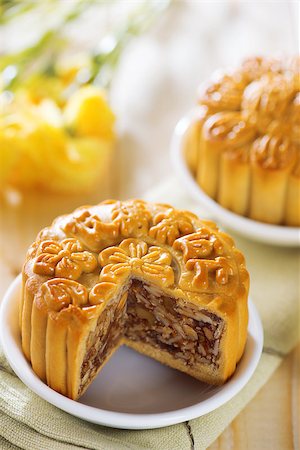 simsearch:400-04998692,k - Sweet traditional mooncakes on table setting.  Chinese mid autumn festival foods. The Chinese words on the mooncakes means assorted fruits nuts, not a logo or trademark. Foto de stock - Super Valor sin royalties y Suscripción, Código: 400-07047190