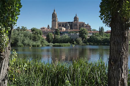 salamanca - A breathtaking view of the gothic cathedral in Salamanca, reflecting in the crystal clear waters of a nearby river Photographie de stock - Aubaine LD & Abonnement, Code: 400-07048078