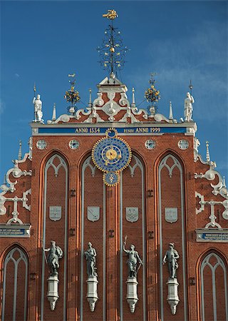 riga statues - House of the Blackheads is a building situated in the old town of Riga, Latvia. This is one of famous historic building in Latvia. Foto de stock - Super Valor sin royalties y Suscripción, Código: 400-07048373