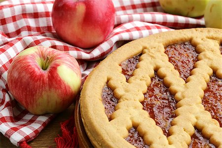 simsearch:400-04370315,k - homemade apple pie on a wooden table Foto de stock - Royalty-Free Super Valor e Assinatura, Número: 400-07048395
