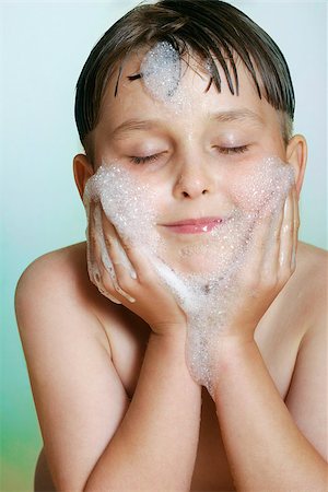 simsearch:628-02228223,k - A young male child washes his face with bubbly soap and water Stockbilder - Microstock & Abonnement, Bildnummer: 400-07048404