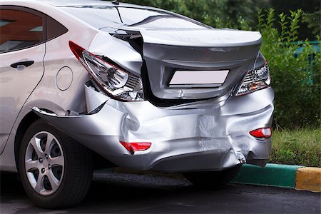 paraurti - A car has a big dent after an accident Fotografie stock - Microstock e Abbonamento, Codice: 400-07049382