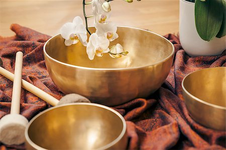 An image of some singing bowls and a white orchid Foto de stock - Super Valor sin royalties y Suscripción, Código: 400-07049501